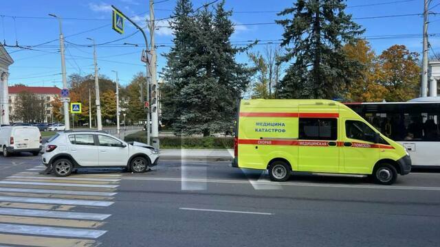 На перекрёстке у здания правительства столкнулись два авто, скорую пострадавшему вызвал водитель министра (фото)