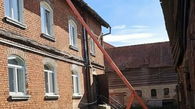 В Янтарном жильцы столетнего дома на Советской боятся, что придётся зимовать без крыши (видео)  