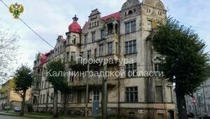 Чиновников заставили вернуть ограждения к заброшенным дому Мюллера-Шталя и военному госпиталю в Советске