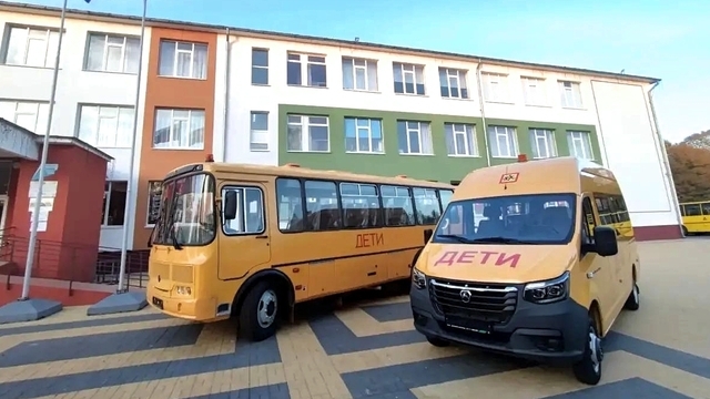 Поселковой школе в Зеленоградском районе выдали автобусы, оснащённые системой слежки за перемещением детей (фото)