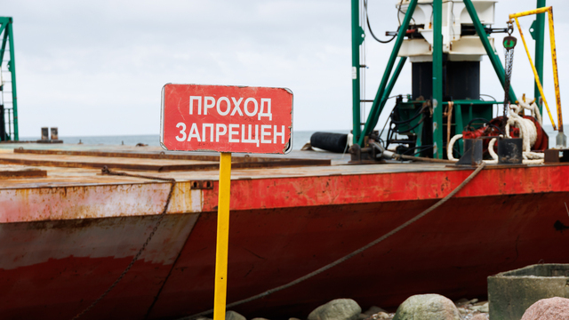 «У неё оторвало палубу»: жителей и туристов предупредили об опасности на пляже под Пионерском (фото)