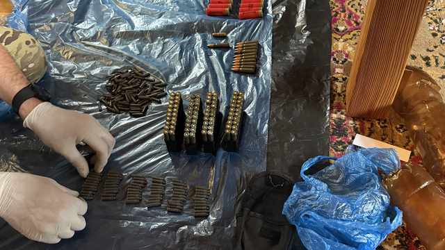 Патроны и обрезы своими руками: в Калининградской области мужчина устроил домашний оружейный «тюнинг» (фото, видео)
