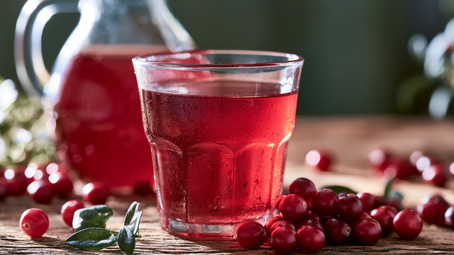 Незаменимый источник витамина С в сезон простуд: как сварить дома вкусный морс из свежей брусники