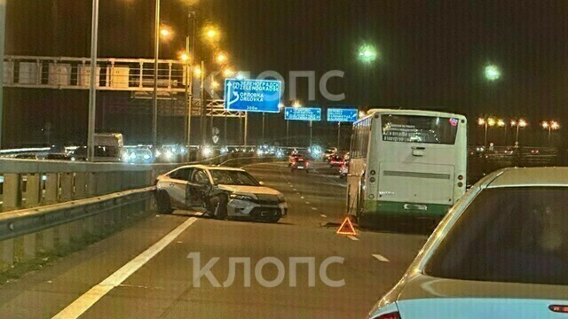 На выезде из Калининграда произошло ДТП, автобус и легковушка полностью перекрыли дорогу автомобилистам