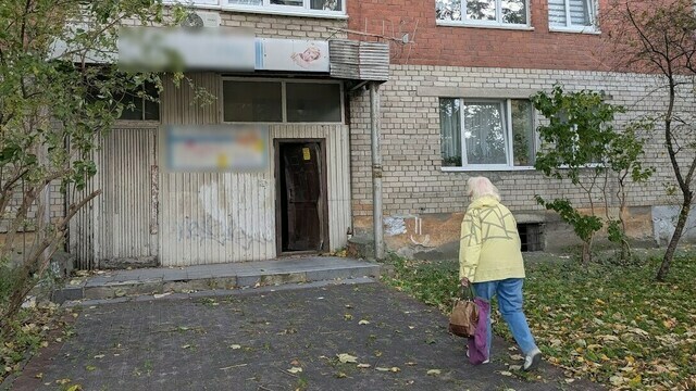 Дверь нараспашку, копится горючий хлам: закрытая мастерская в жилом доме в Калининграде стала приютом бомжей (фото)