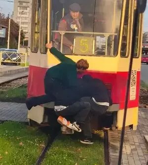В Калининграде очередные школьники прокатились на «колбасе» трамвая: на этот раз взгромоздились втроём (фото)