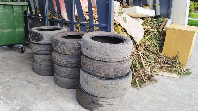В ЕСОО назвали график вывоза крупного мусора из трёх калининградских дворов, где горы хлама мозолили глаза       