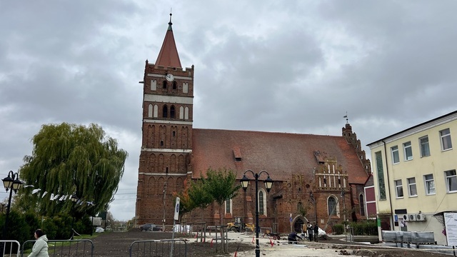 В Правдинске начали благоустройство сквера рядом с кирхой