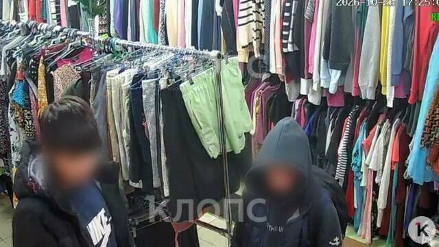 В Калининграде два мальца разбили витрину, а их подружка стащила кольцо: шпана с лета донимает магазин (видео)  