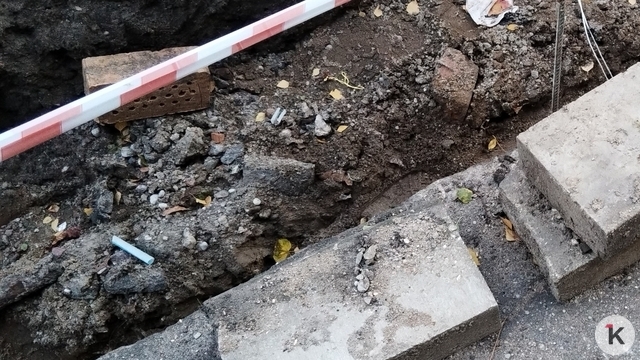 В Калининграде водитель едва не сбил пару, внезапно вышедшую на дорогу из-за раскопанного тротуара (фото)