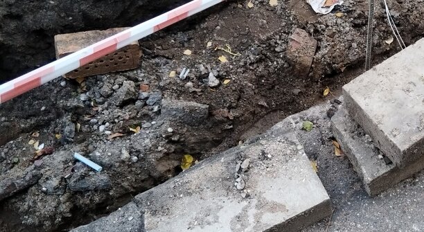 В Калининграде водитель едва не сбил пару, внезапно вышедшую на дорогу из-за раскопанного тротуара (фото)