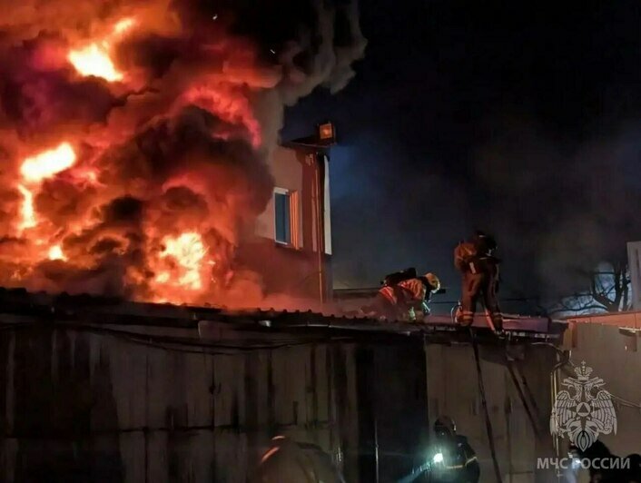 Огонь охватил 200 «квадратов»: в Калининграде локализовали пожар в автосервисе (фото) - Новости Калининграда | Фото: МЧС региона