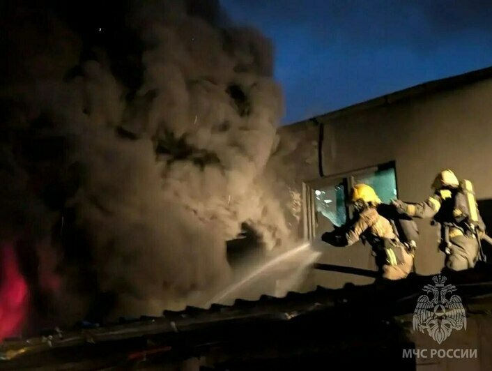 Огонь охватил 200 «квадратов»: в Калининграде локализовали пожар в автосервисе (фото) - Новости Калининграда | Фото: МЧС региона