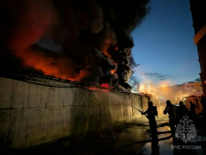 Огонь охватил 200 «квадратов»: в Калининграде локализовали пожар в автосервисе (фото) - Новости Калининграда | Фото: МЧС региона