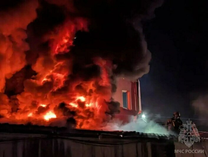 Огонь охватил 200 «квадратов»: в Калининграде локализовали пожар в автосервисе (фото) - Новости Калининграда | Фото: МЧС региона