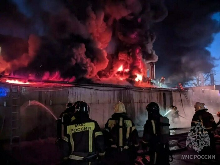 Огонь охватил 200 «квадратов»: в Калининграде локализовали пожар в автосервисе (фото) - Новости Калининграда | Фото: МЧС региона