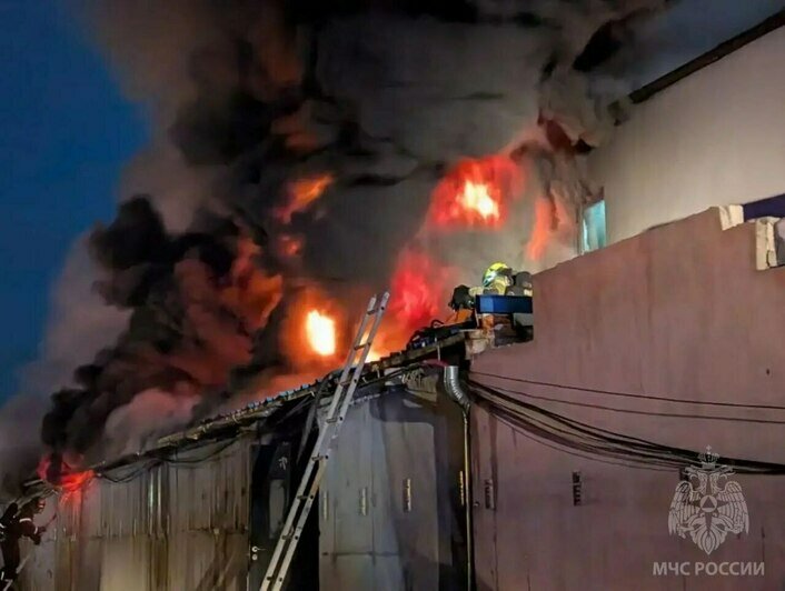 Огонь охватил 200 «квадратов»: в Калининграде локализовали пожар в автосервисе (фото) - Новости Калининграда | Фото: МЧС региона