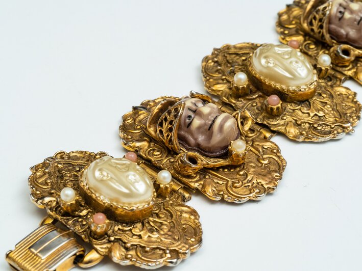 Королева Луиза стала темой  отдельной  выставки (6+). А костюмные украшения бывают весьма изысканными | Фото: пресс-служба Музея Мирового океана и Музея янтаря