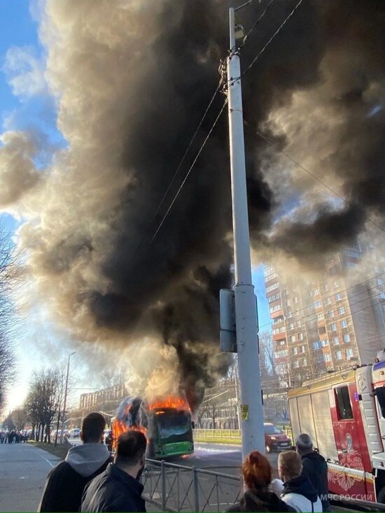 Столб дыма был виден далеко за пределами Московского проспекта. | Фото: МЧС России по Калининградской области