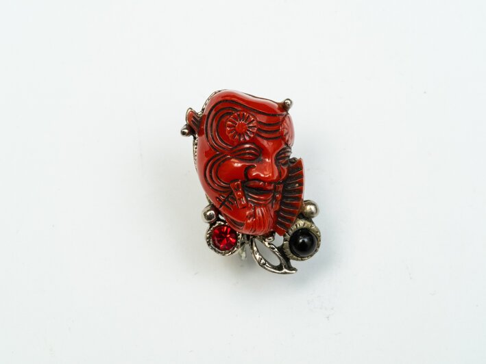 Королева Луиза стала темой  отдельной  выставки (6+). А костюмные украшения бывают весьма изысканными | Фото: пресс-служба Музея Мирового океана и Музея янтаря