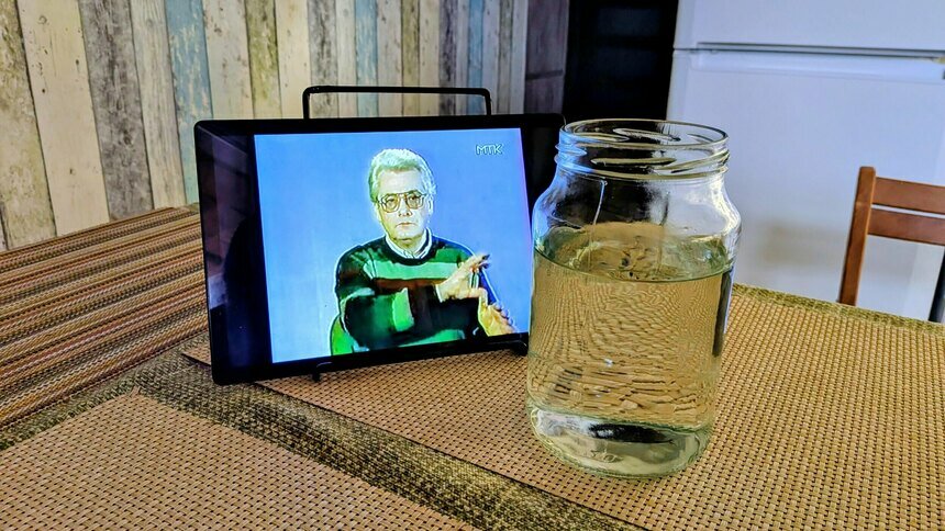 Калининградец больше тридцати лет пьёт воду, которую «заряжает» с помощью видеозаписи Чумака (фото)   - Новости Калининграда | Фото: Виктор Нифонтов