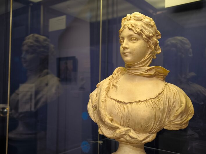 Королева Луиза стала темой  отдельной  выставки (6+). А костюмные украшения бывают весьма изысканными | Фото: пресс-служба Музея Мирового океана и Музея янтаря