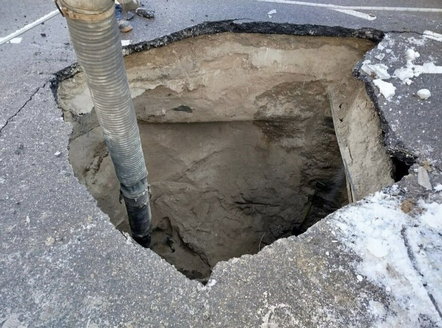 Зимой на перекрестке образовалась яма, сейчас дорогу заасфальтируют | Фото: тг-канал "Водоканала"