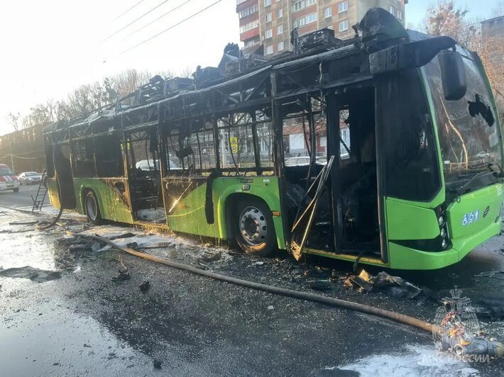 После тушения троллейбус транспортировали в депо на тягаче в сопровождении пожарного расчёта. | Фото: МЧС России по Калининградской области»