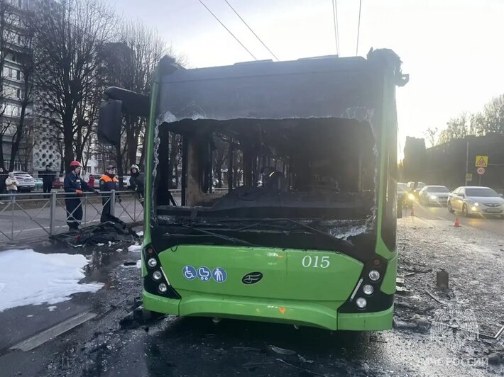 После тушения троллейбус транспортировали в депо на тягаче в сопровождении пожарного расчёта. | Фото: МЧС России по Калининградской области»