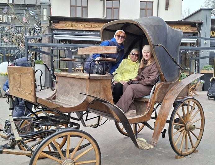 Туристов с Крайнего Севера в Калининграде удивили деревья с зелёными шариками, мороженое с рыбой и янтарные тараканы - Новости Калининграда | Фото: личный архив героинь публикации