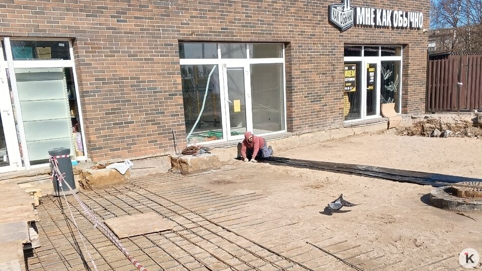 Провал на парковке перед магазином в Балтийске практически ликвидировали (фото) - Новости Калининграда | Фото: Ксения Шаманова