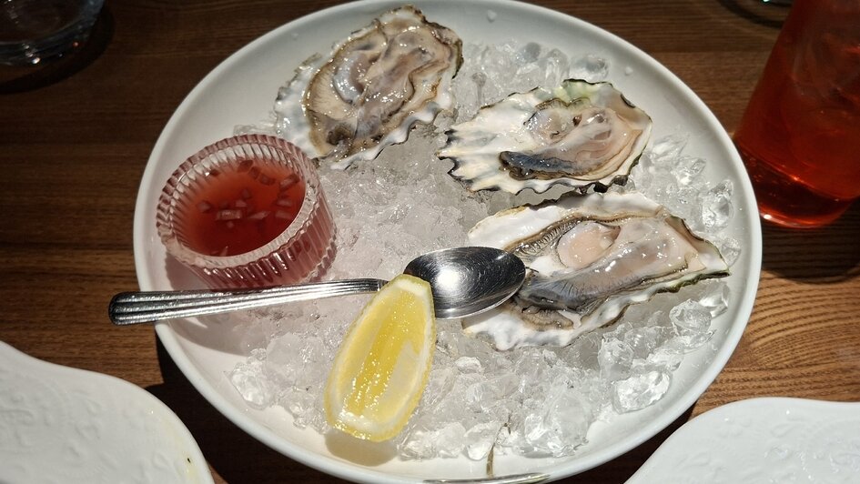 Туристов с Крайнего Севера в Калининграде удивили деревья с зелёными шариками, мороженое с рыбой и янтарные тараканы - Новости Калининграда | Фото: личный архив героинь публикации