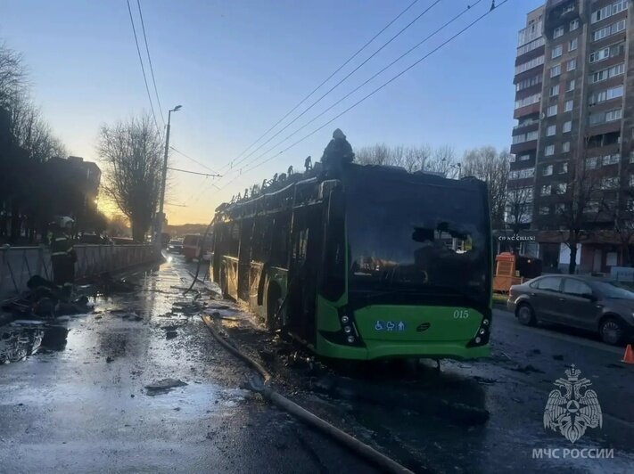 Пожар в троллейбусе на Московском проспекте произошёл из-за батареи на крыше — МЧС - Новости Калининграда | Фото: группа МЧС России по Калининградской области / «ВКонтакте»