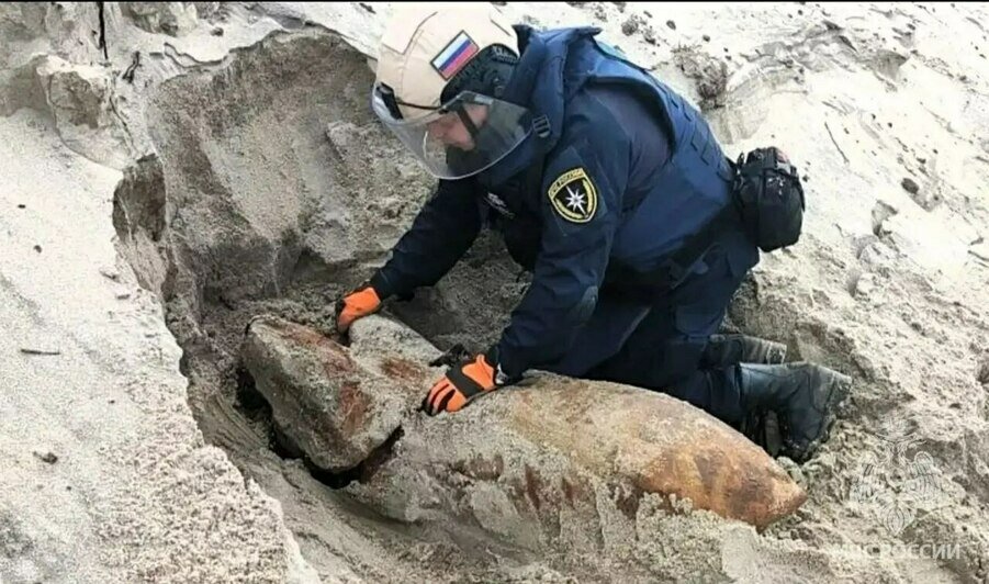 На Балткосе уничтожили немецкую авиабомбу времён войны (фото) - Новости Калининграда | Фото: МЧС региона