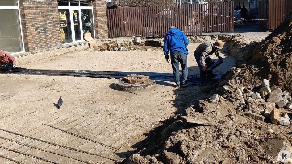 Провал на парковке перед магазином в Балтийске практически ликвидировали (фото) - Новости Калининграда | Фото: Ксения Шаманова