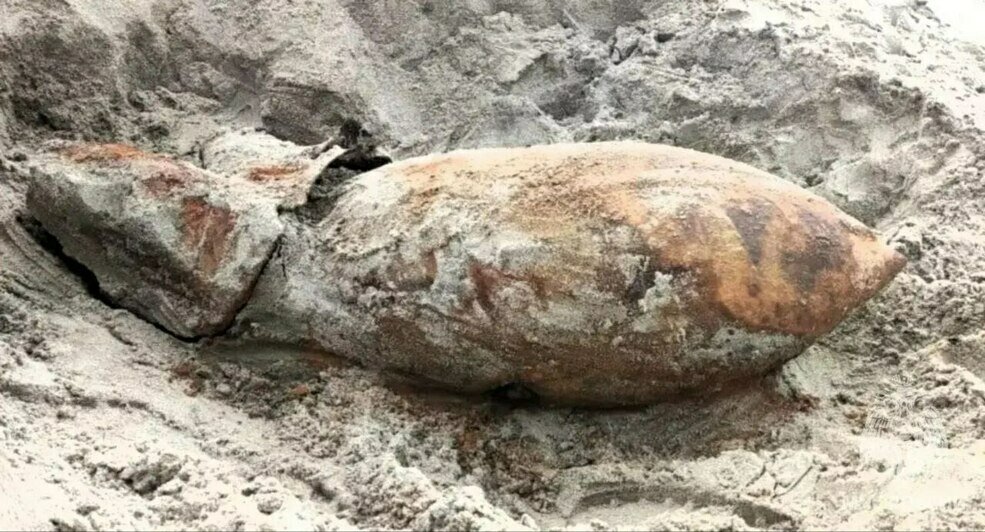 На Балткосе уничтожили немецкую авиабомбу времён войны (фото) - Новости Калининграда | Фото: МЧС региона