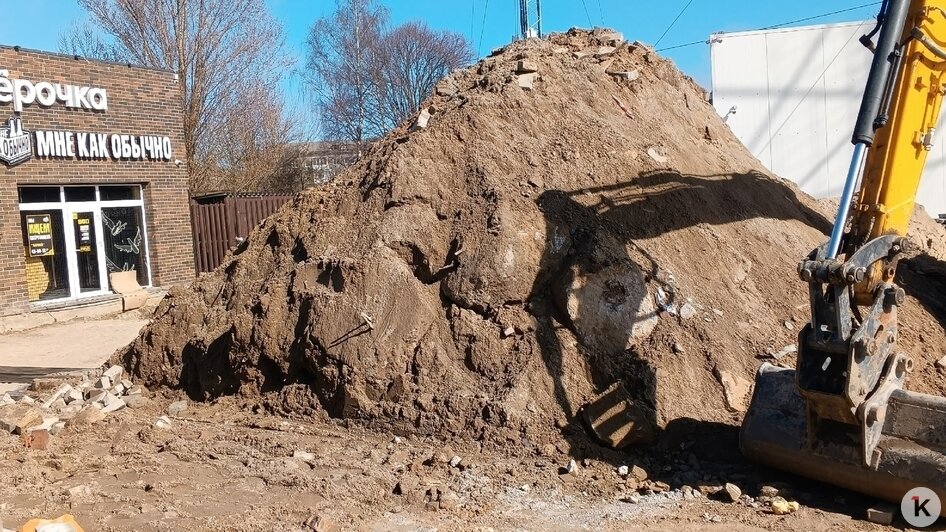 Провал на парковке перед магазином в Балтийске практически ликвидировали (фото) - Новости Калининграда | Фото: Ксения Шаманова