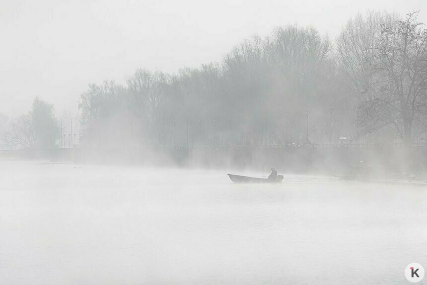 Фото дня: лодка пробирается сквозь густой туман на Преголе в Калининграде  - Новости Калининграда | Фото: Александр Подгорчук / «Клопс»