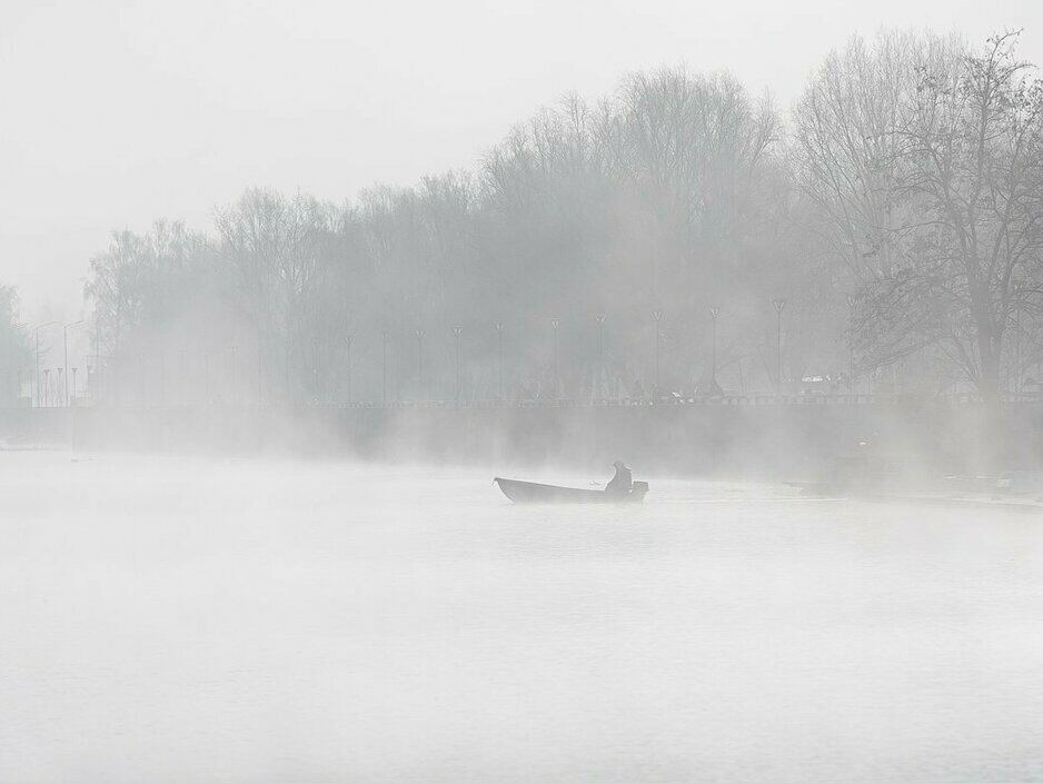 Фото дня: лодка пробирается сквозь густой туман на Преголе в Калининграде 