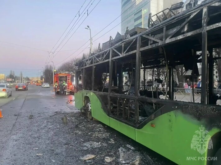 Пожар в троллейбусе на Московском проспекте произошёл из-за батареи на крыше — МЧС - Новости Калининграда | Фото: группа МЧС России по Калининградской области / «ВКонтакте»