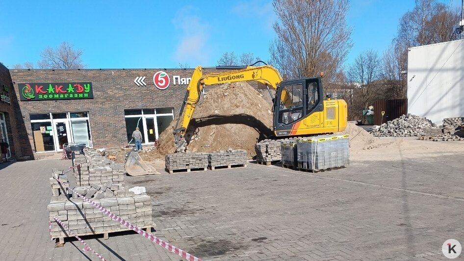 Провал на парковке перед магазином в Балтийске практически ликвидировали (фото) - Новости Калининграда | Фото: Ксения Шаманова