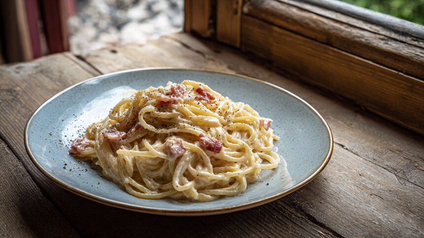 Даже шеф-повара преклонят колено перед вашим талантом: делимся пошаговым рецептом вкусной пасты карбонара  - Новости Калининграда | Иллюстрация: Алиса Игонина / «Клопс»