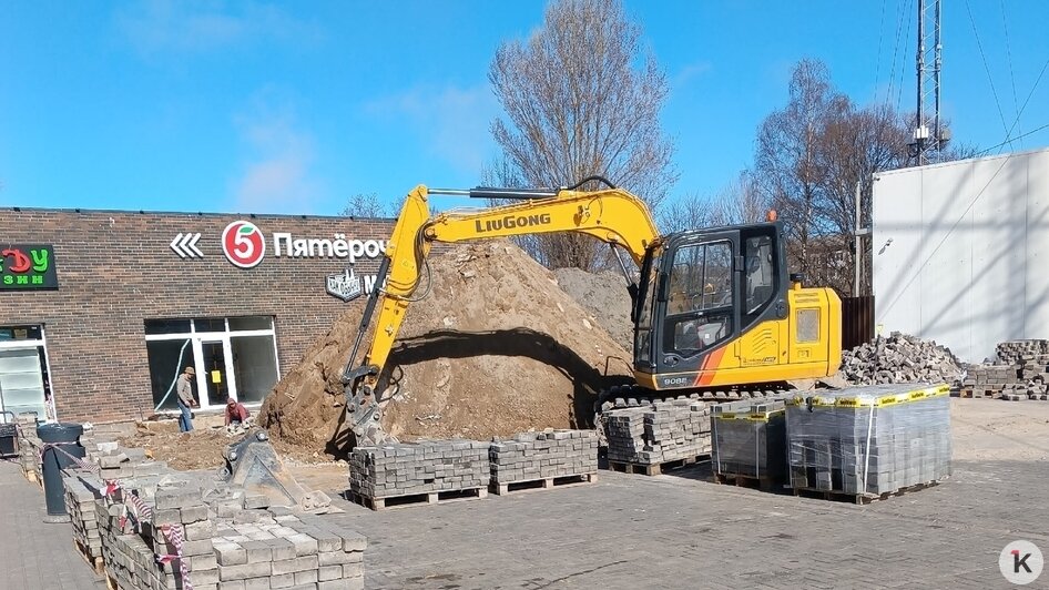 Провал на парковке перед магазином в Балтийске практически ликвидировали (фото) - Новости Калининграда | Фото: Ксения Шаманова