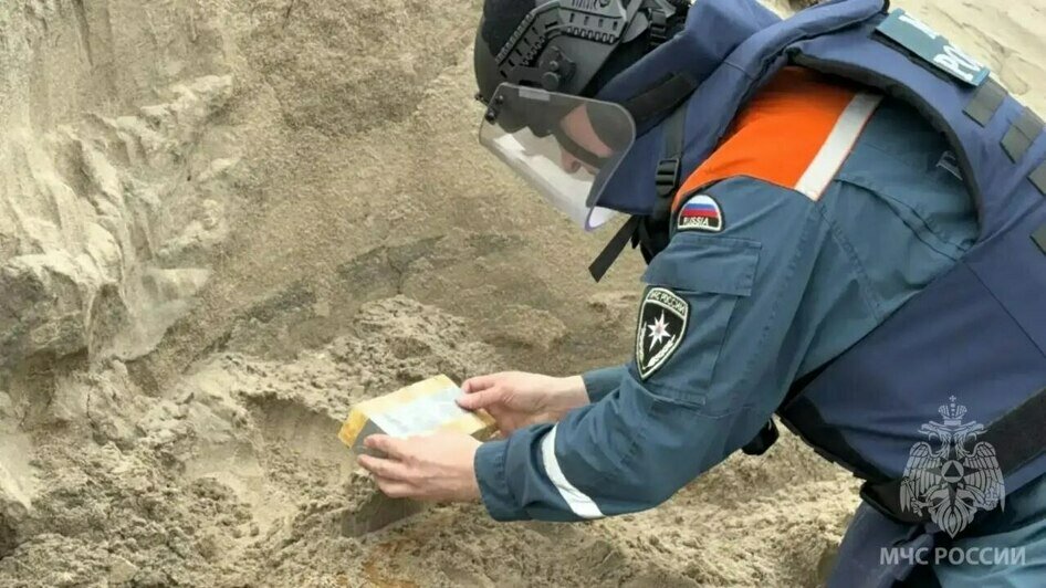 На Балткосе уничтожили немецкую авиабомбу времён войны (фото) - Новости Калининграда | Фото: МЧС региона