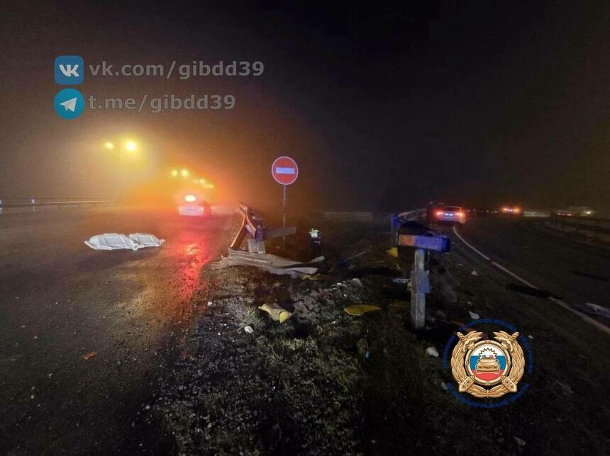 На Приморском кольце легковушка врезалась в отбойник и вылетела в кювет, среди пострадавших — подростки - Новости Калининграда | Фото: канал Госавтоинспекции Калининградской области / Телеграм