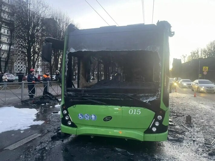 Пожар в троллейбусе на Московском проспекте произошёл из-за батареи на крыше — МЧС - Новости Калининграда | Фото: группа МЧС России по Калининградской области / «ВКонтакте»