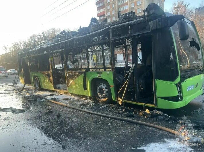 Пожар в троллейбусе на Московском проспекте произошёл из-за батареи на крыше — МЧС - Новости Калининграда | Фото: группа МЧС России по Калининградской области / «ВКонтакте»