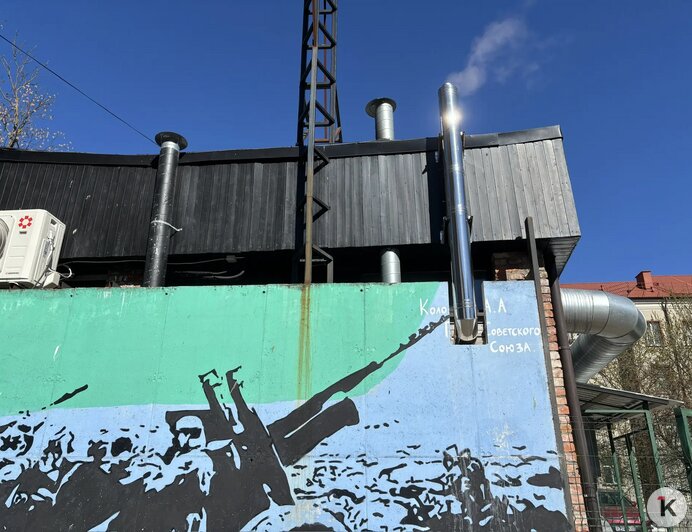Испорченную памятную надпись на мурале с портретом сержанта Колоскова в Калининграде восстановят (фото)   - Новости Калининграда | Фото: Александр Подгорчук / «Клопс»