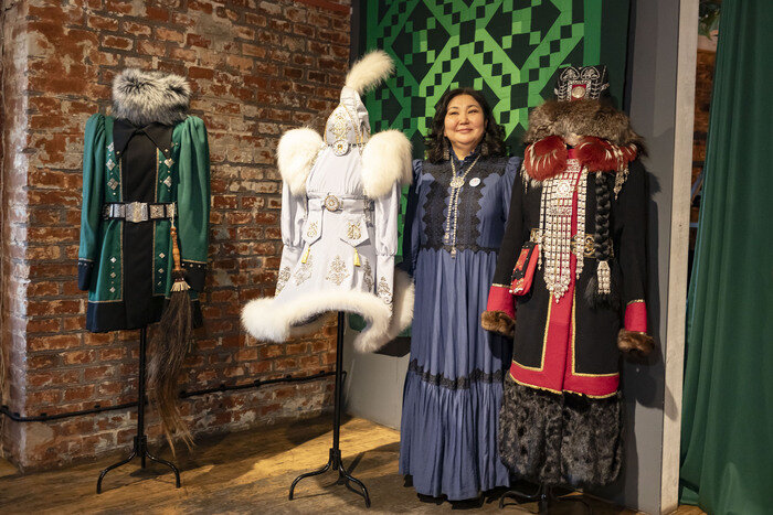 Руководитель общественной организации «Земляки Саха» Туяра Иванова показала национальные наряды | Фото: группа арт-пространства «Ворота» в «ВКонтакте»