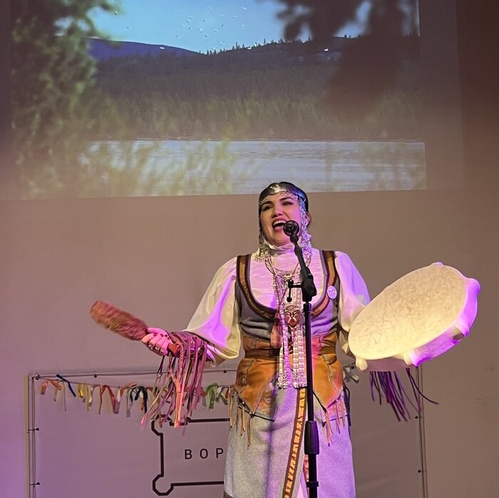 Оксана Инталева представила песни и национальные инструменты | Фото: Оксана Сазонова